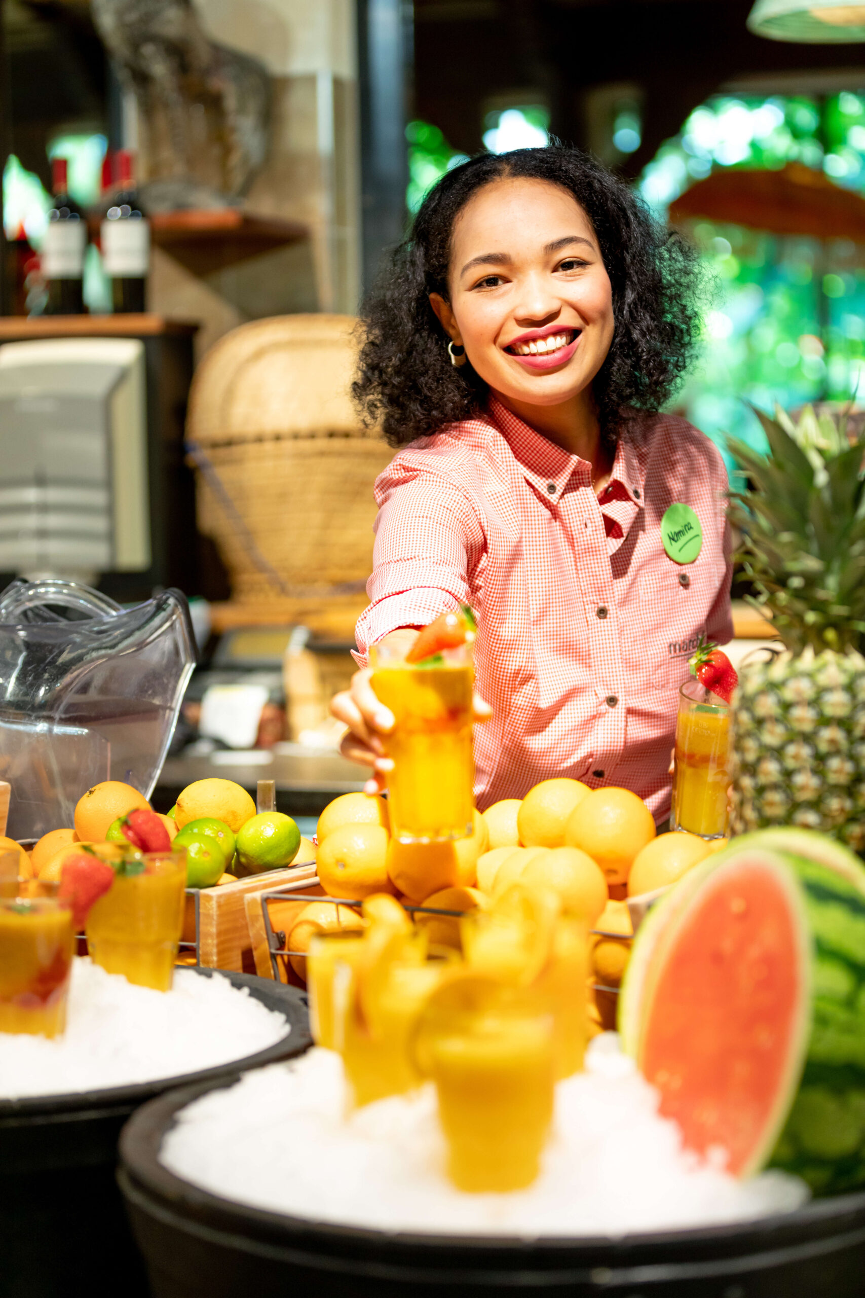 Servicekraft reicht frischen Saft über die Theke