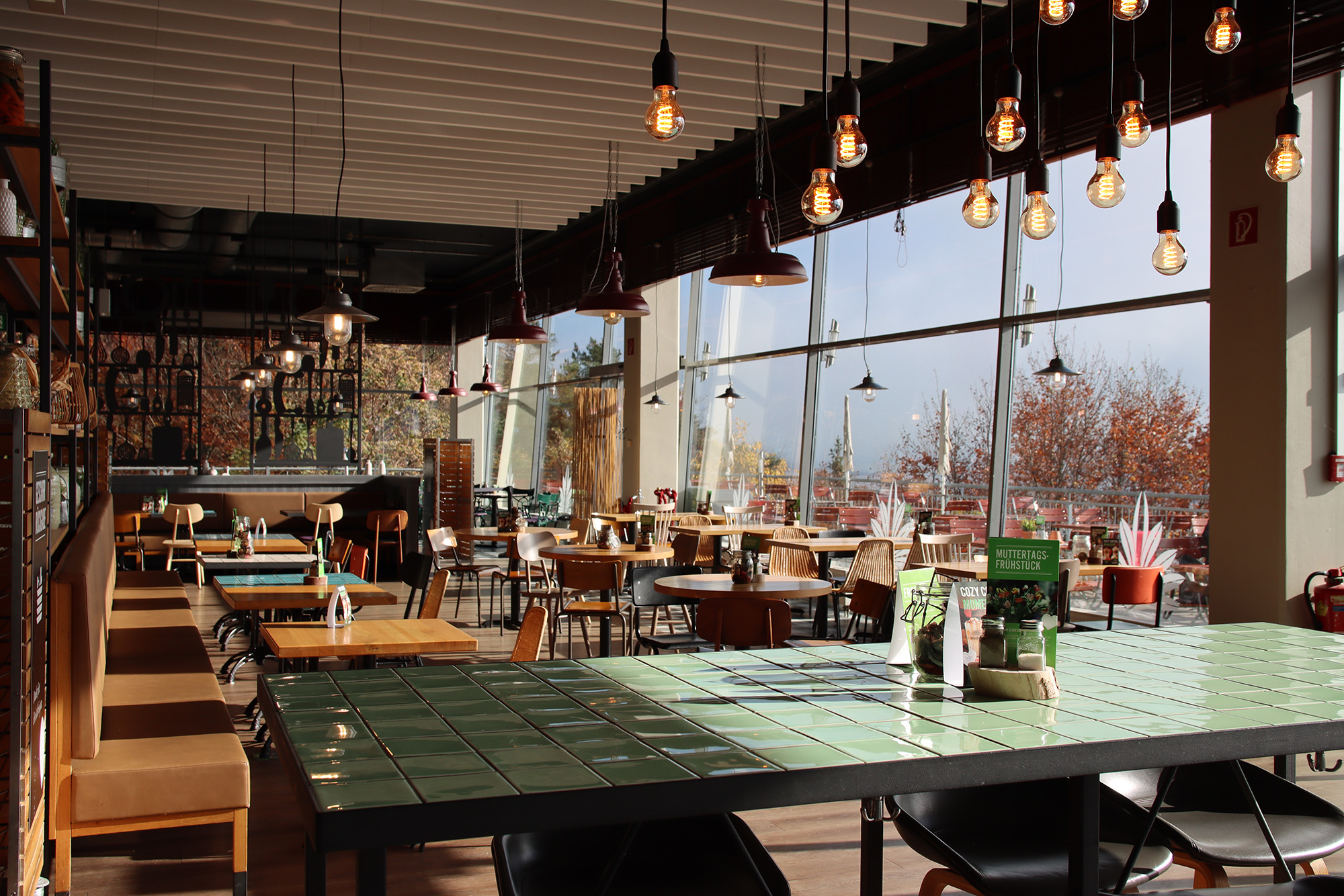 Marché Wörthersee Restaurant innen mit Blick nach draußen lichtdurchflutet von Sonne
