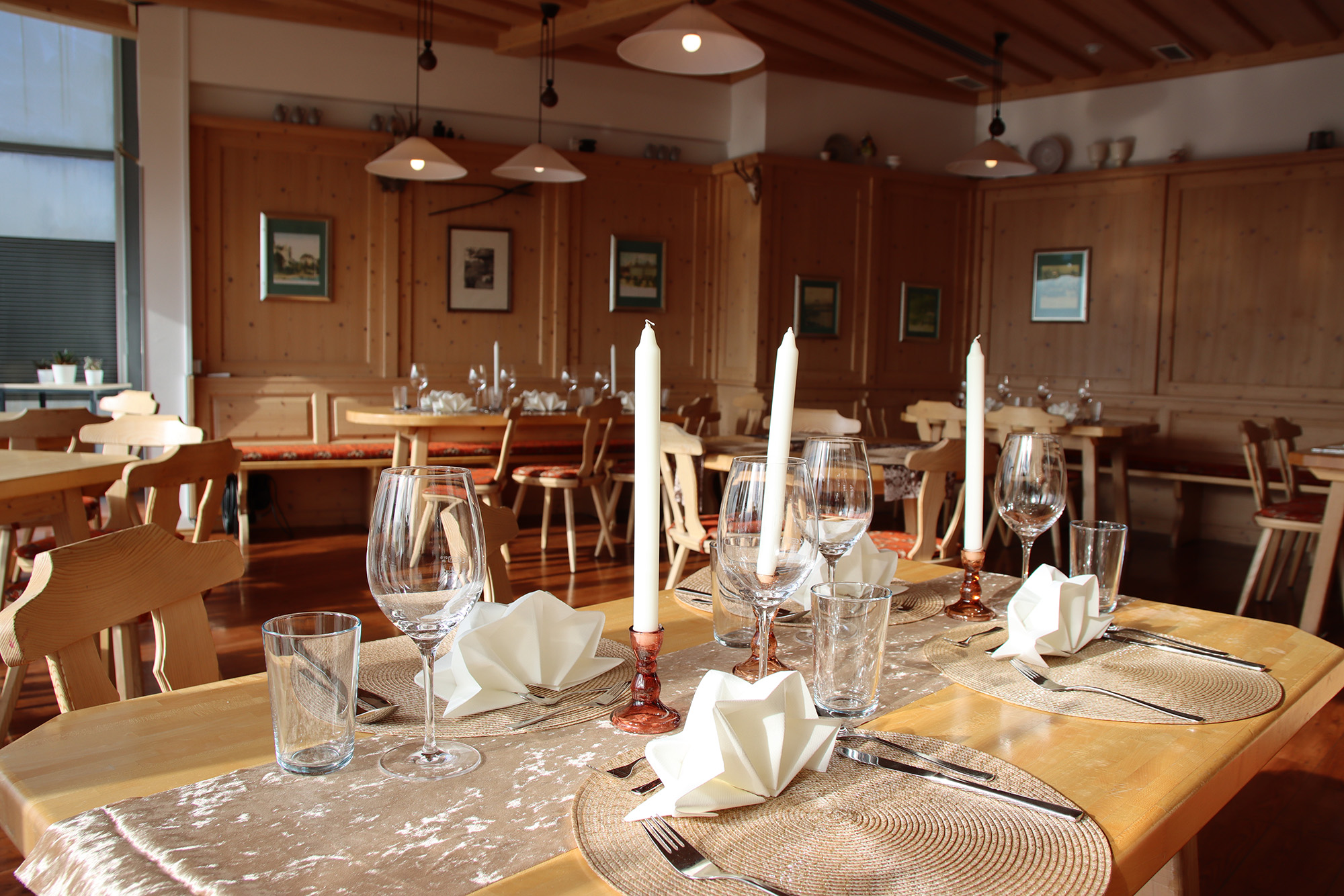 Marché Wörthersee Eventraum und Tagungsraum mit gedeckten Tischen