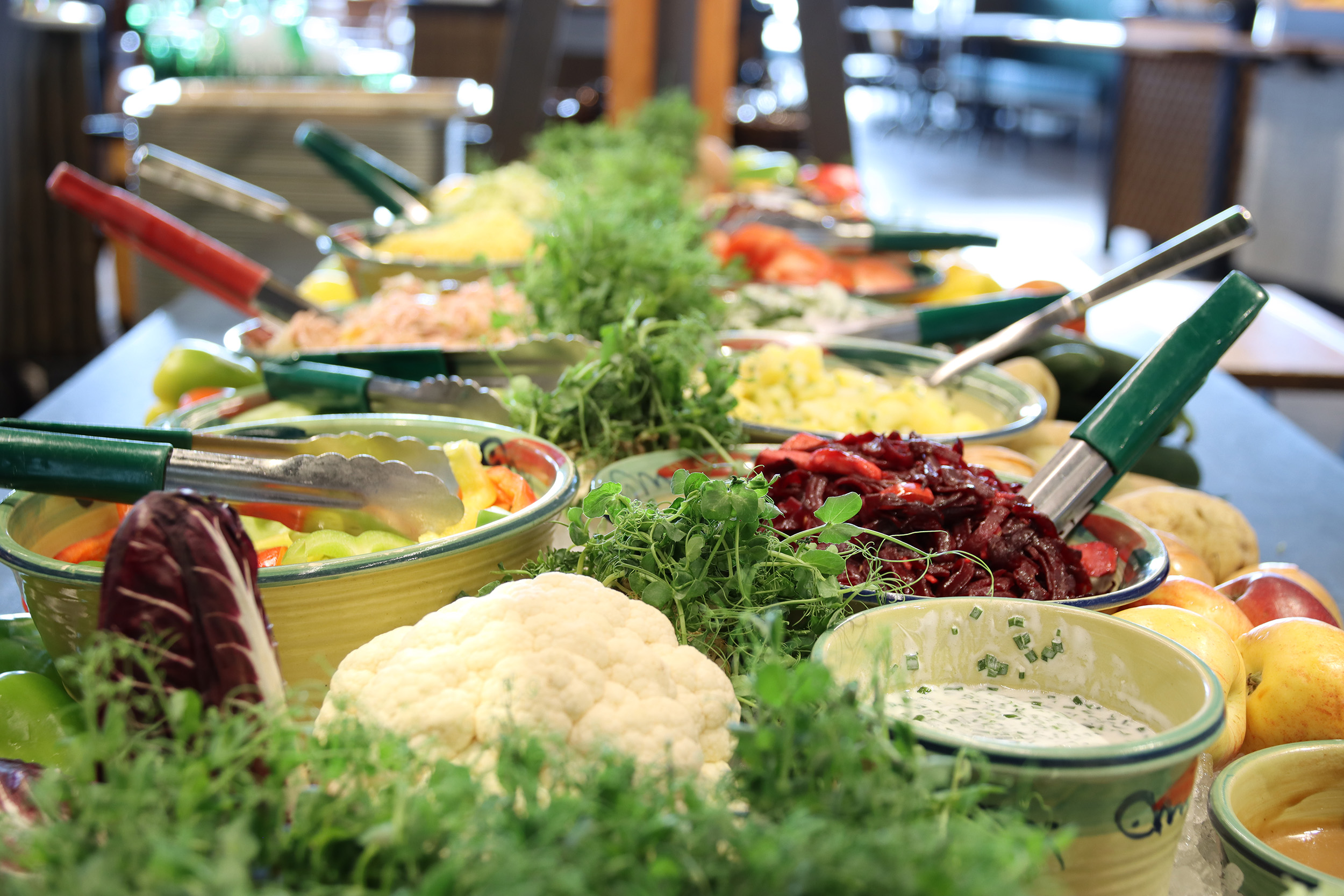 Buffet Salatschüsseln Dressing Kräutertöpfe Marché Wörthersee