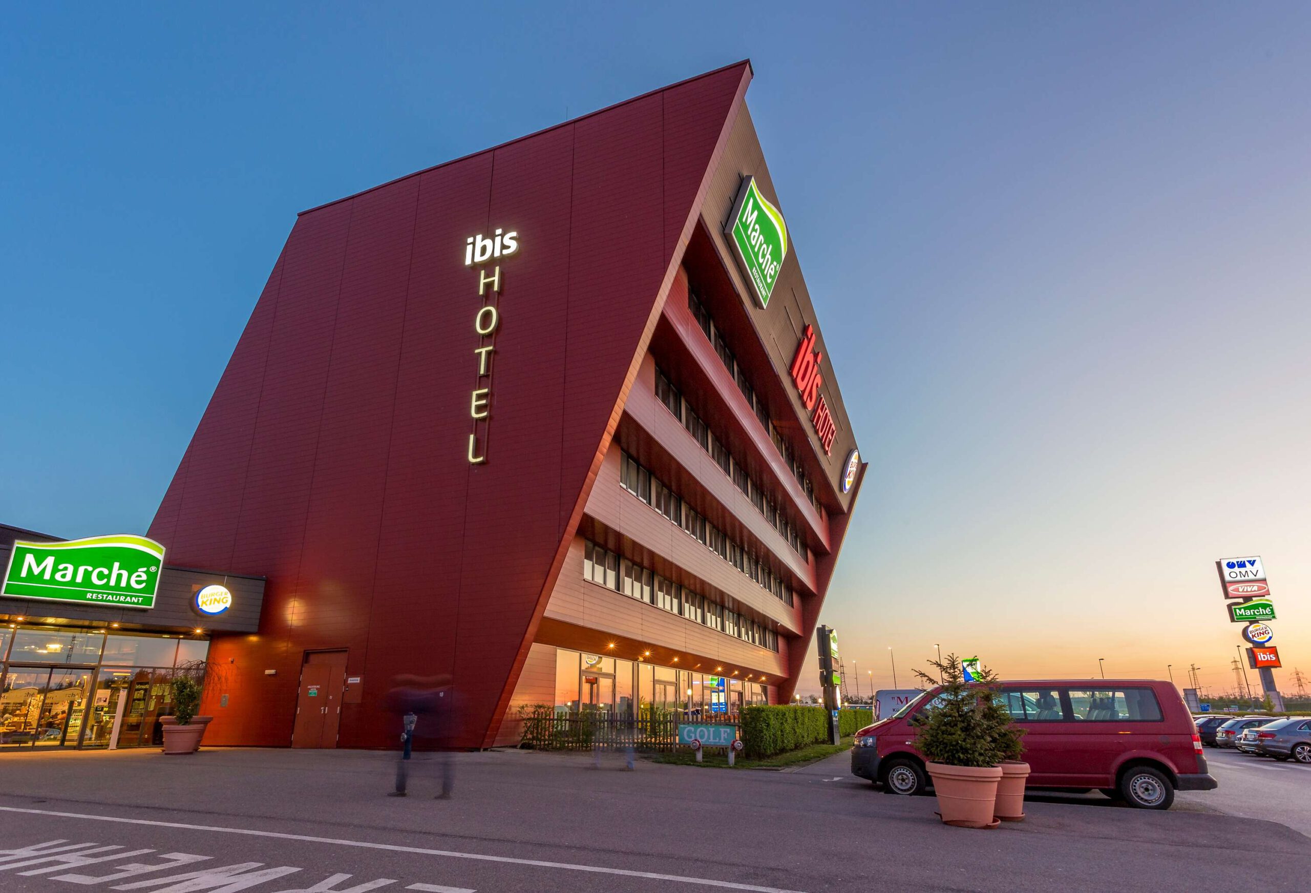Marché Schwechat Ibishotel von außen in Abenddämmerung