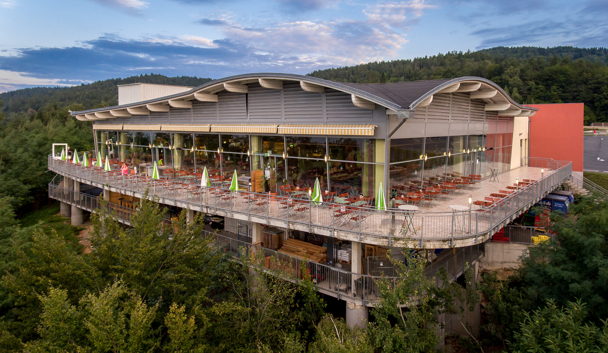 Marché Wörthersee und Ibishotel von außen und oben fotografiert und großer Außenterrasse