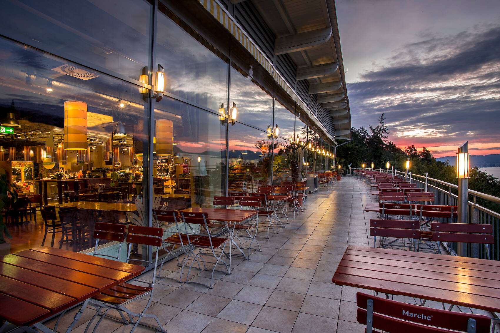 Marché Wörthersee Außenterrasse in der Dämmerung bei Sonnenuntergang