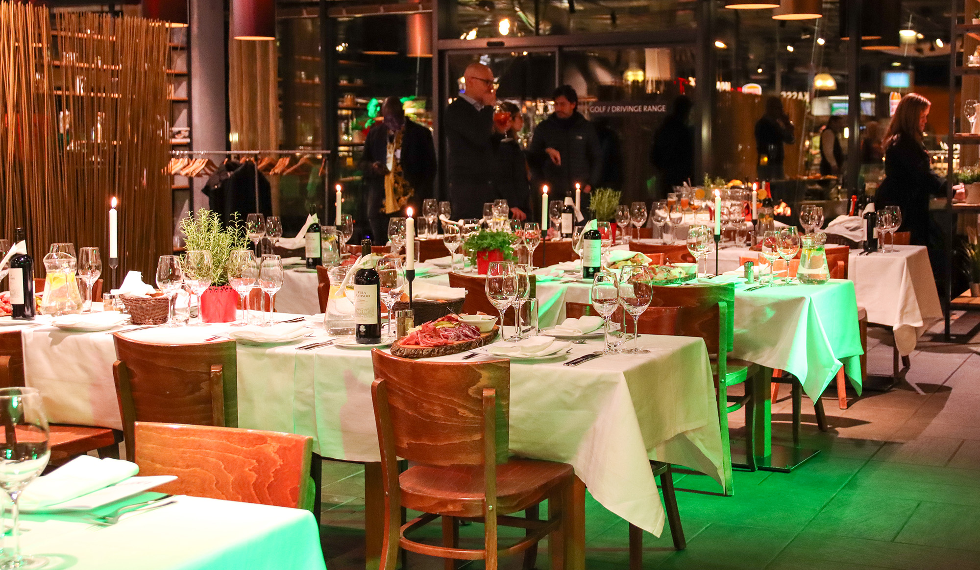 Eventraum gedeckte Tische im Marché Schwechat