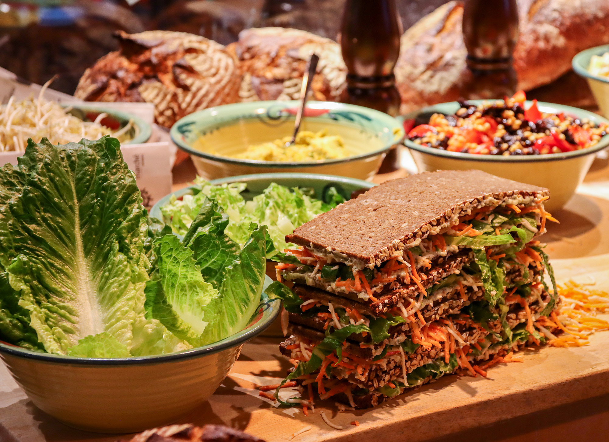 Marché Schwechat Salat bunte Schüsseln Sandwich aus Roggenbrotscheiben
