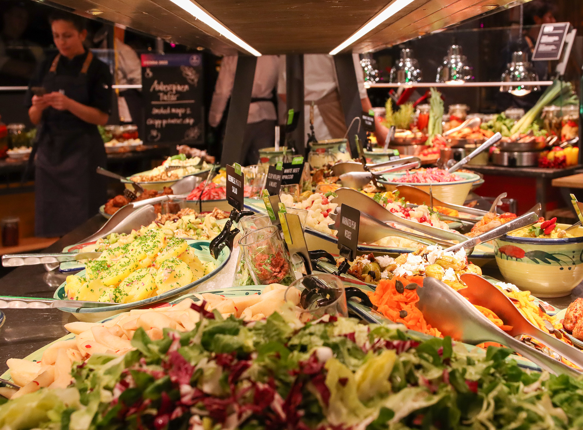 Marché Schwechat buntes Buffet Salatschüsseln