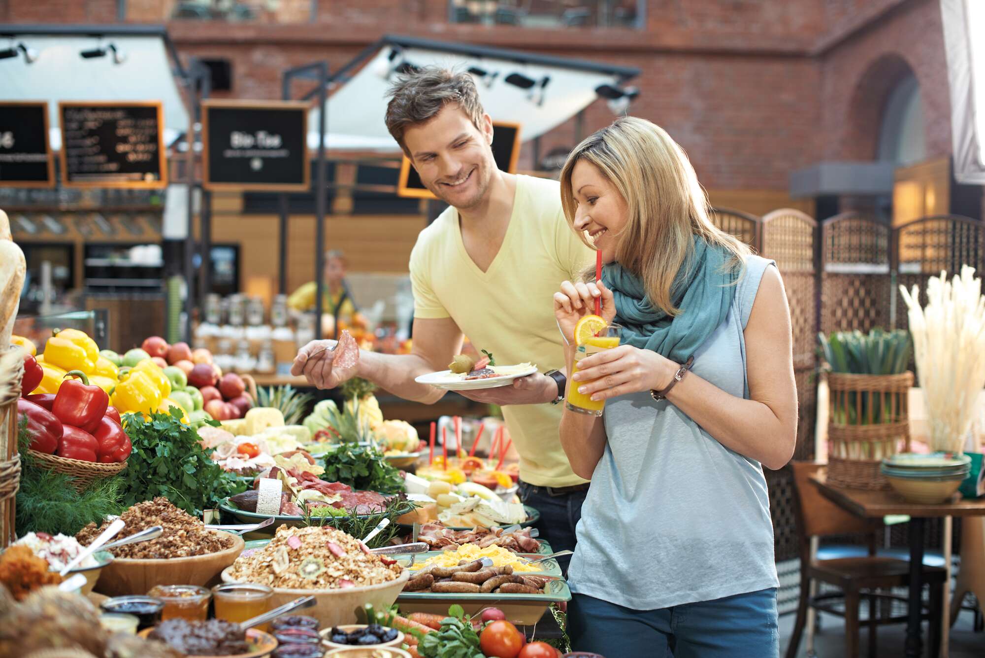 Buffet Frühstück Brunch Pärchen Mann Frau Gebäck Aufschnitt Obst Gemüse Müsli Marmelade Orangesaft