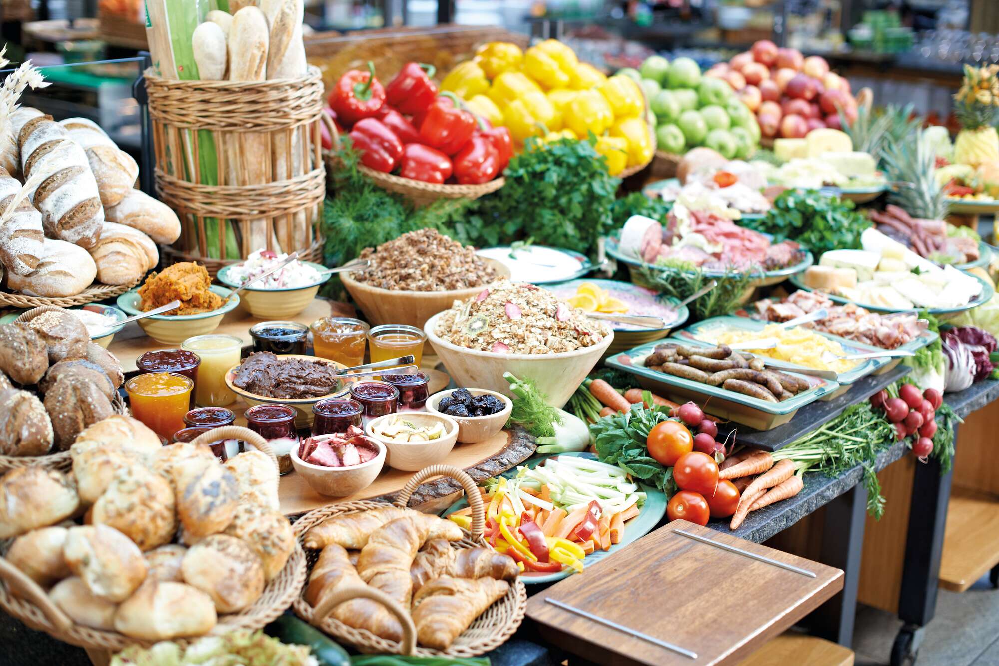 Buffet Frühstück Gebäck Aufschnitt Obst Gemüse Müsli Marmelade